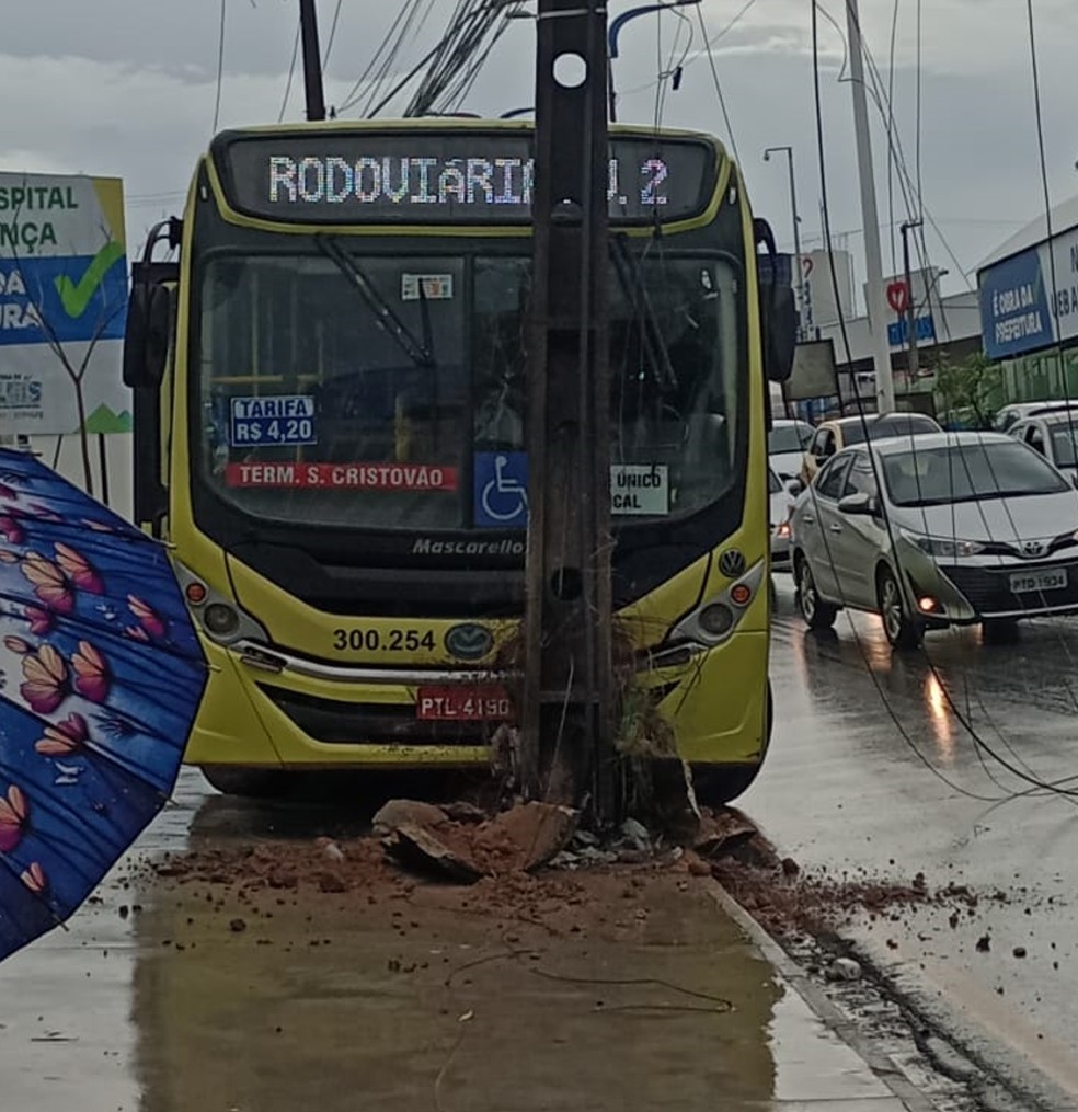 Ônibus do transporte coletivo de São Luís colide em poste e bairros ficam sem energia elétrica — Foto: Divulgação/Redes sociais