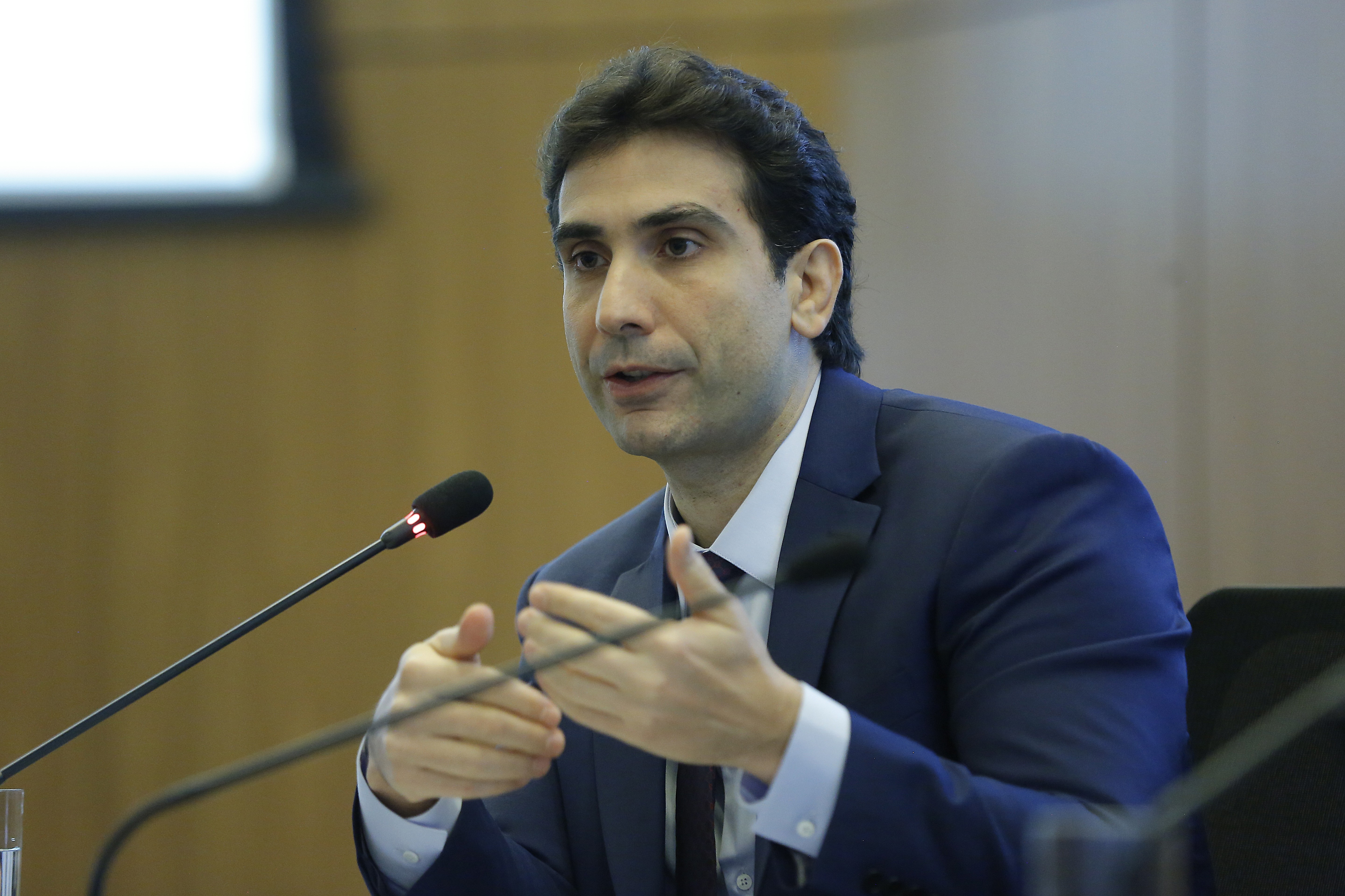 BC está preocupado com ofertas 'agressivas e predatórias' de crédito, diz Galípolo