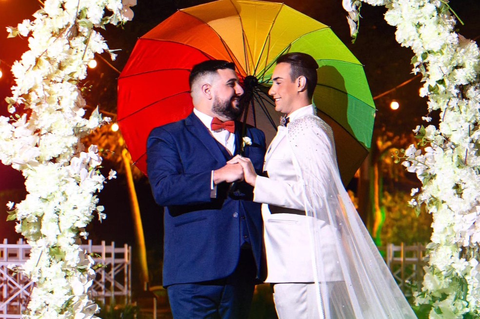 Durante a festa o casal usou um guarda-chuva com as cores do arco-íris — Foto: Divulgação / Beatriz Ferreira