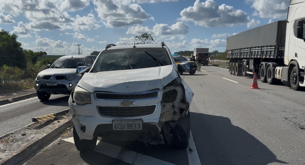 Três pessoas morrem em acidente entre caminhão e caminhonete, em Santa Rita