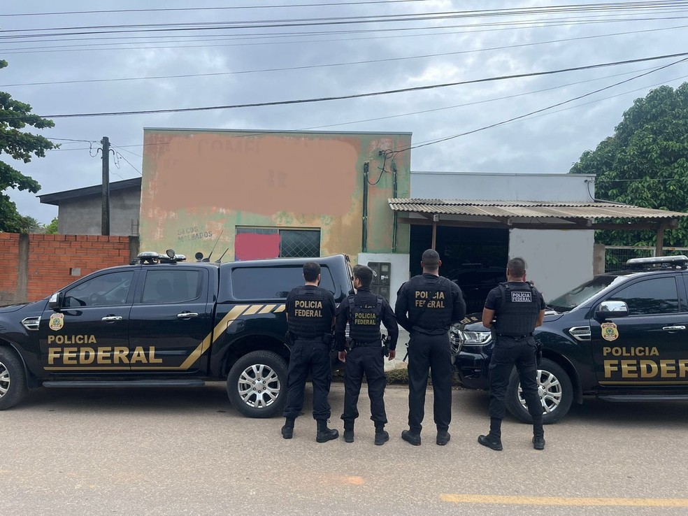 Agentes da PF cumprem mandados em Ji-Paraná — Foto: Reprodução