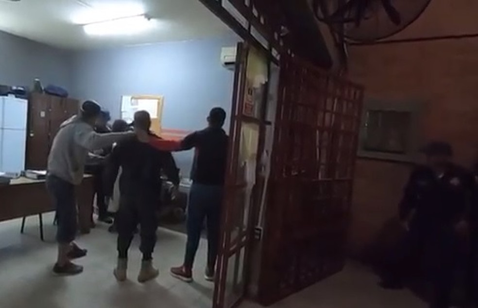 Refém sendo libertado na prisão do Paraguai  — Foto:  Site:Itapua Noticias/Reprodução 