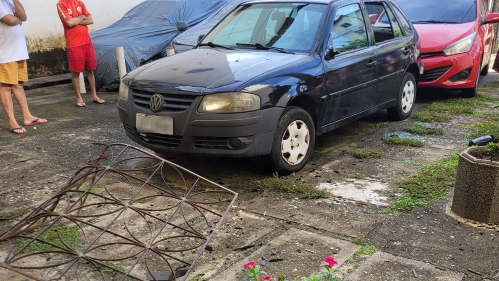 Janela traseira de carro que estava em estacionamento quebrou após explosão de gás — Foto: Reprodução