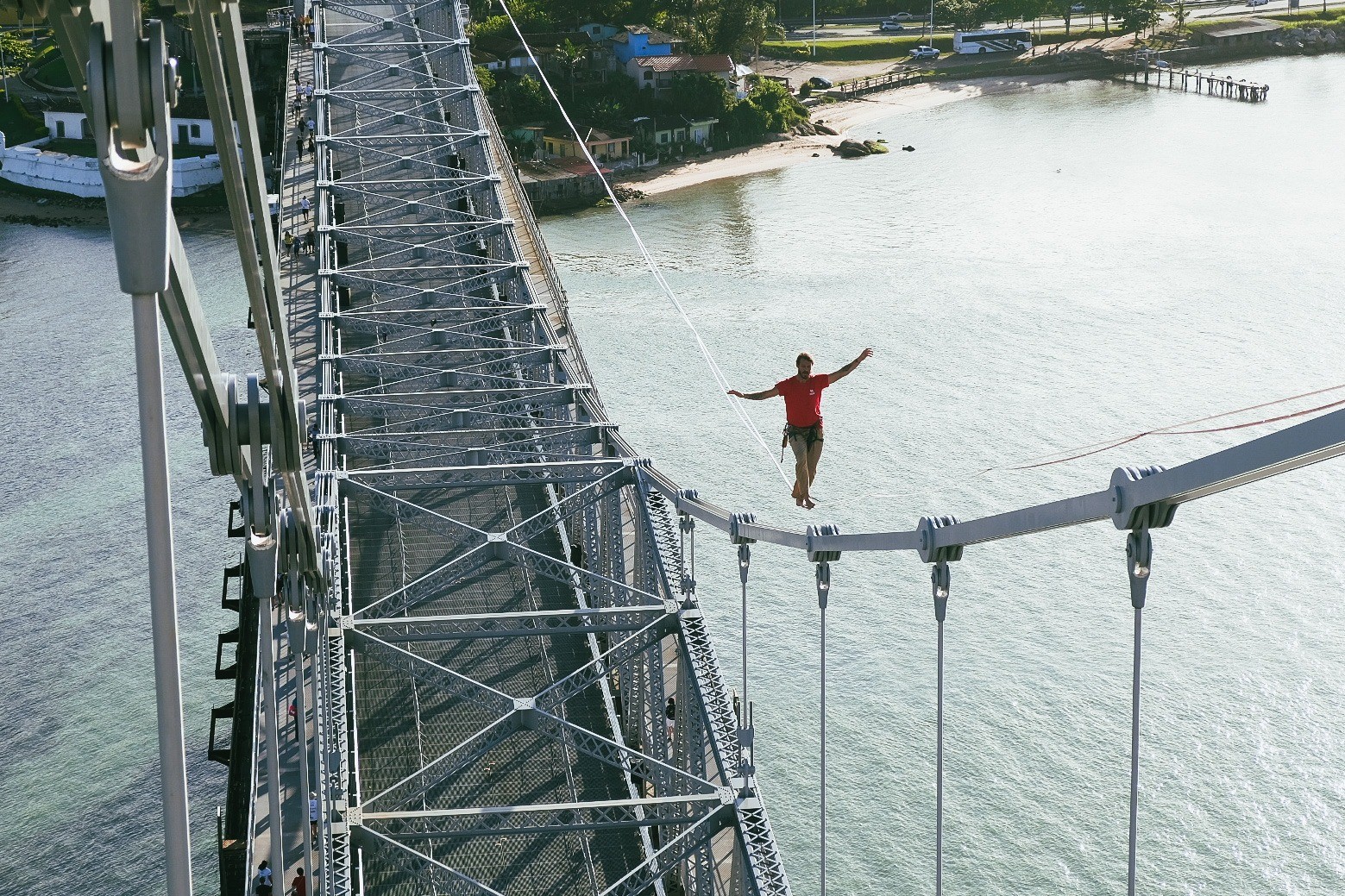 Atleta tenta recorde mundial de maior travessia de highline urbano na Ponte Hercílio Luz a 85 metros de altura