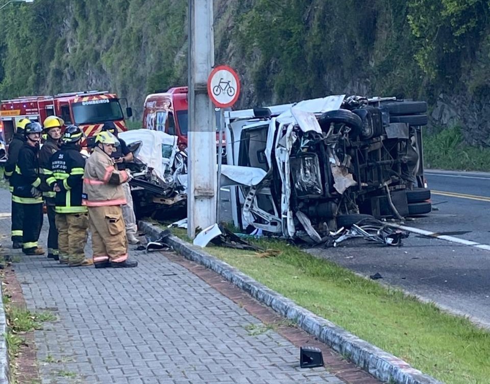 Três pessoas morrem após acidente entre carros e caminhão em SC