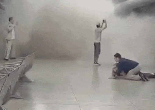 Vídeo mostra momento em que parte do teto desaba no maior aeroporto da Venezuela