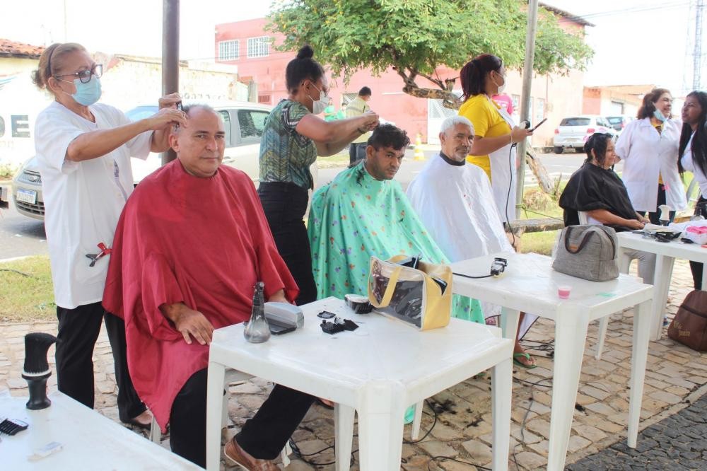 Serviços de saúde e inclusão social são ofertados a pessoas em situação de rua em Teresina nesta terça (19); mais de 1,2 mil pessoas vivem nas ruas da capital