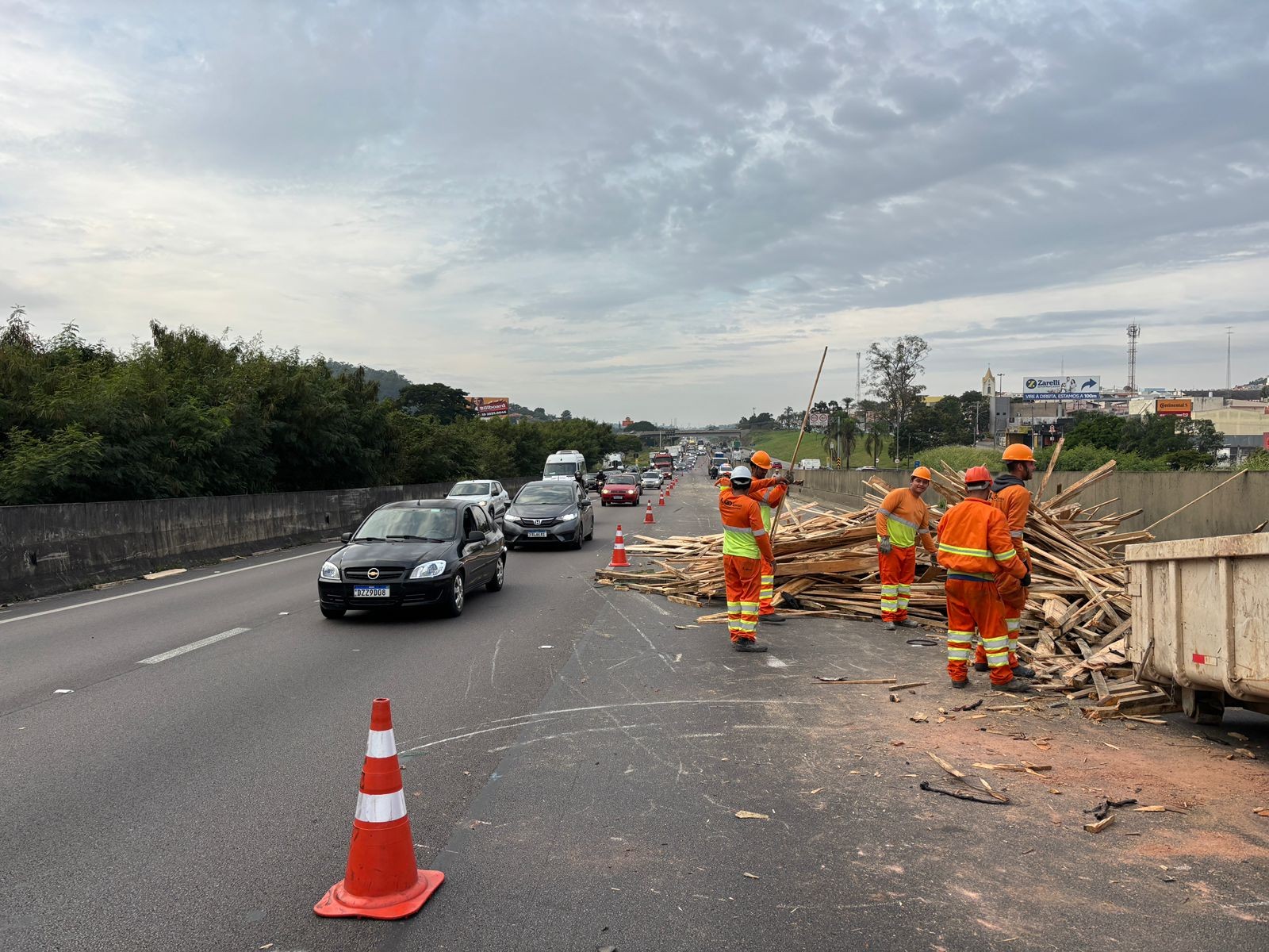 Anhanguera tem engavetamento com sete carros e tombamento de carga em Louveira