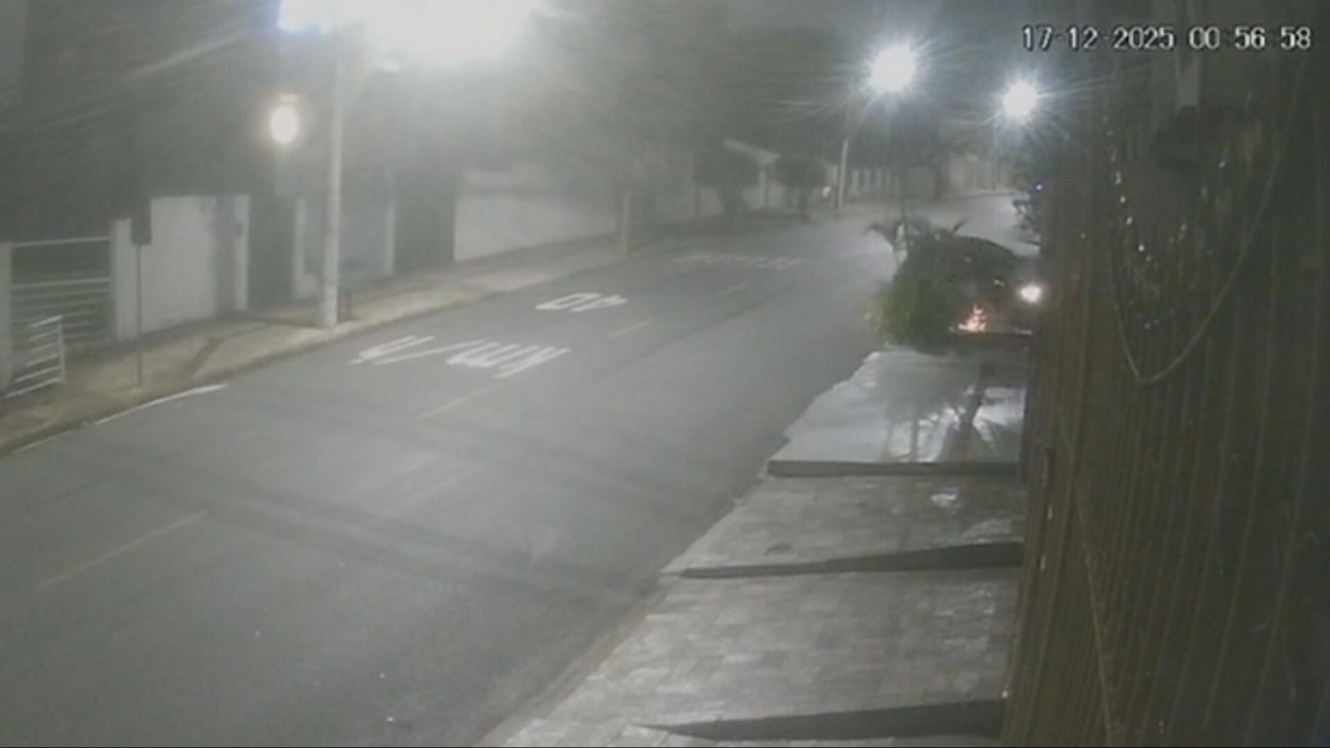 Jovem sem habilitação perde controle do carro e bate em casa em BH; VÍDEO