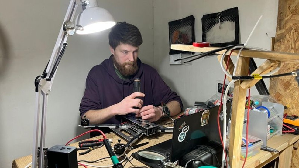 O soldado conhecido como 'Moderador' trabalha nos drones de fibra óptica da Ucrânia — Foto: BBC
