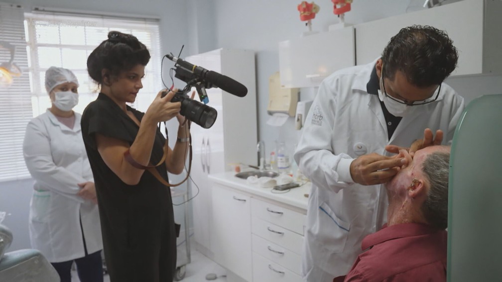 Heitor Birnfeld é médico especialista em próteses faciais para pessoas que sofreram câncer de pele — Foto: Reprodução/TV Globo