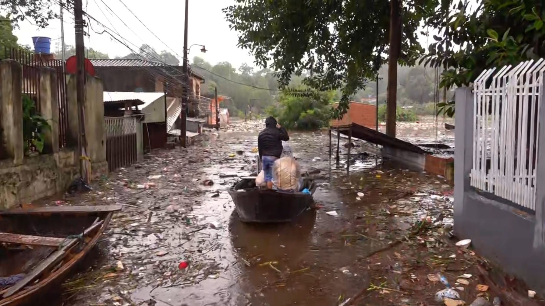 VÍDEO: cheia de rios alaga casas e afeta cerca de 650 famílias na fronteira do Brasil com o Paraguai