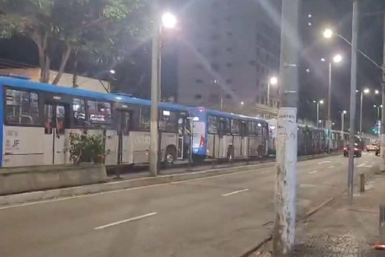 Acidente entre dois ônibus de trava trânsito no Centro de Juiz de Fora
