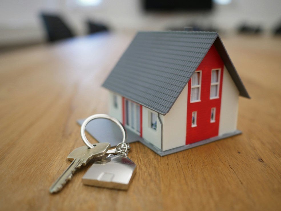 Miniatura de casa com chave, em imagem de arquivo — Foto: Reprodução/Unsplash