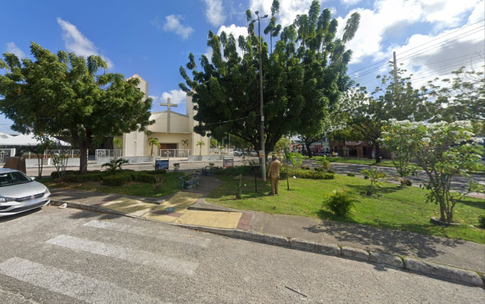 “A calçada é da igreja, é minha”, diz padre flagrado expulsando comerciantes da frente de paróquia em Aracaju