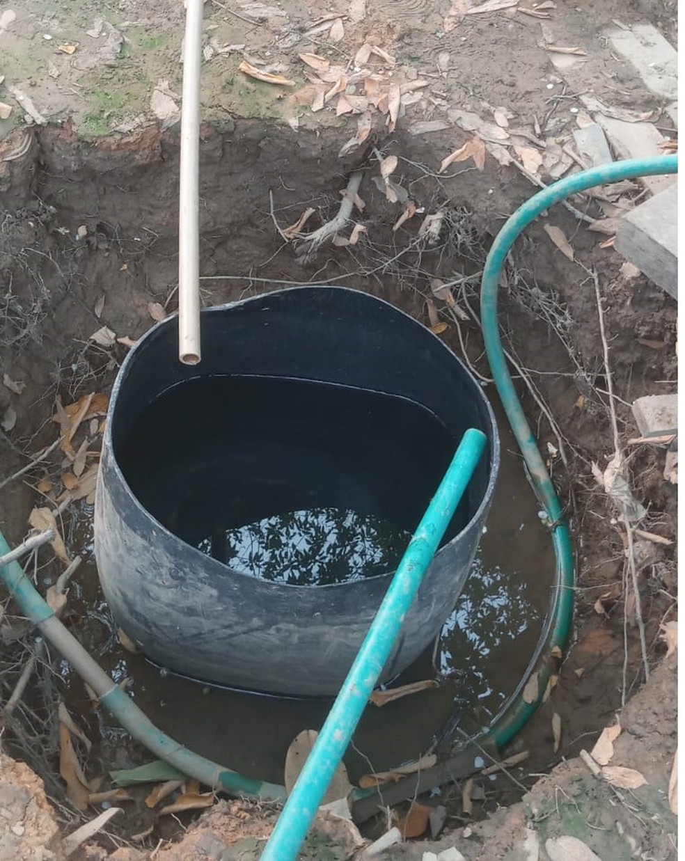 Ribeirinho cava buraco no chão para conseguir água — Foto: Arquivo Pessoal