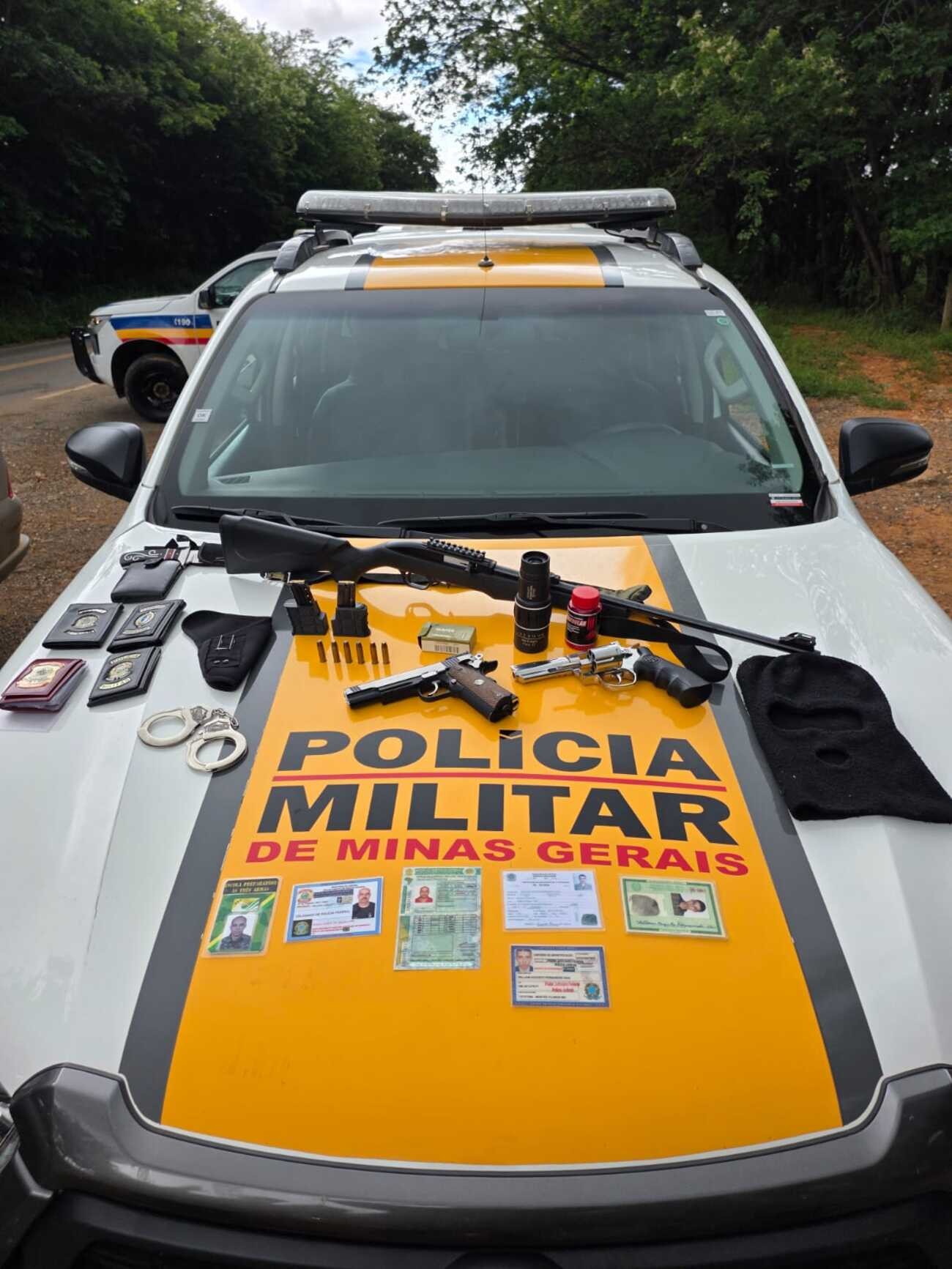 Motorista é preso com documentos falsos da PF e do Exército, armas e munições na MG-308