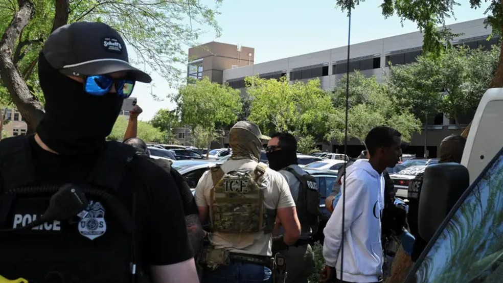 Agentes do ICE vêm sendo criticados nos EUA por trabalharem mascarados ao realizar batidas contra imigrantes — Foto: Reuters