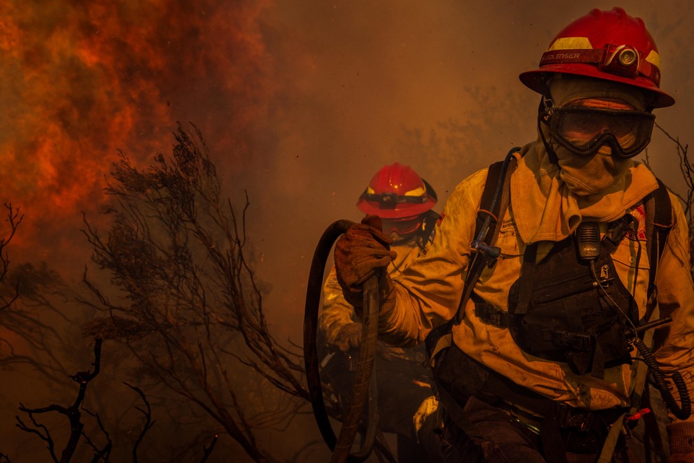 A foto dos brigadistas registradas por Patrick Ryan mostra o impacto das mudanças climáticas em Cape Town, na África do Sul. As altas temperaturas e redução das chuvas aumentou o número de incêndios na região. — Foto: Patrick Ryan