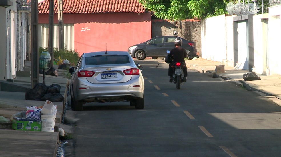 Sacos de lixo se acumulam nas calçadas de Teresina após um dia sem coleta — Foto: TV Clube
