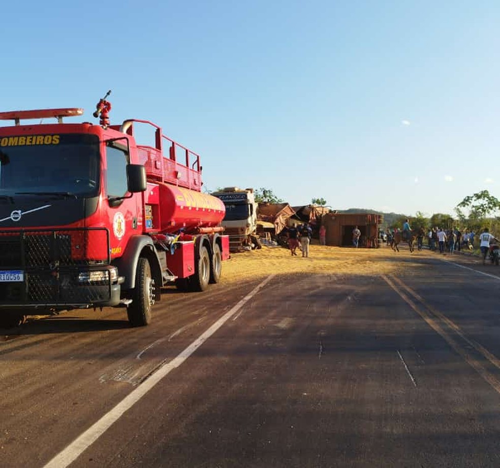 Batida entre carretas deixa animais presos em carroceria em MT — Foto: Corpo de Bombeiros