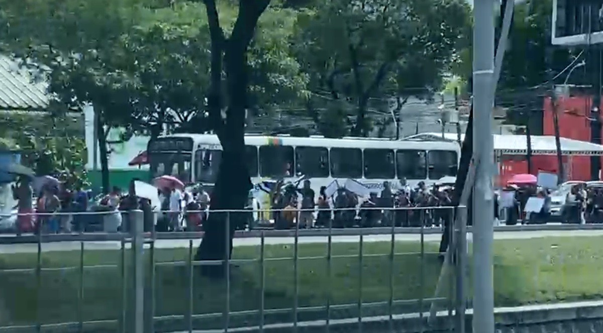 Protesto interdita Avenida Agamenon Magalhães, no Centro do Recife; VÍDEO 