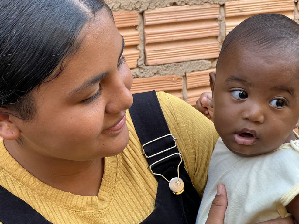 Yutzmar Bravo, de 23 anos, segura no colo o filho que teve na Maternidade Nossa Senhora de Nazareth, em Boa Vista — Foto: Caíque Rodrigues/g1 RR