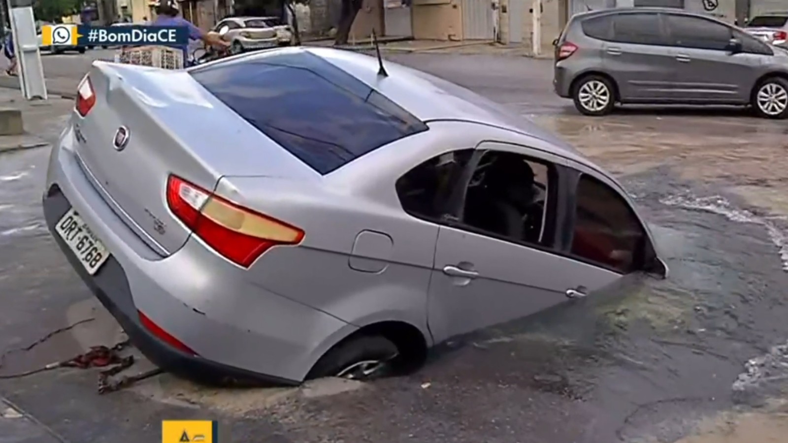 Carro cai em buraco alagado e assusta motorista em Fortaleza: 'cinto começou a me sufocar'
