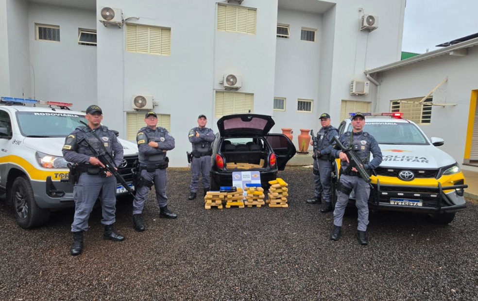 1 de 2
Em Maracaí, os policiais apreenderam 148,8 quilos de maconha, neste sábado (13) — Foto: Polícia Militar/Divulgação