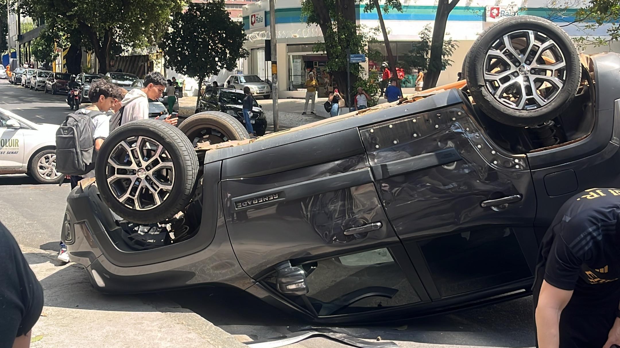 Carro capota na Região Centro-Sul de Belo Horizonte