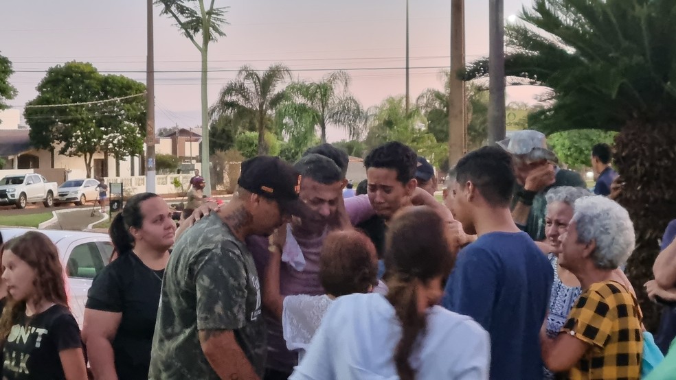 Muito emocionado, Oldinei compareceu ao velório, junto de amigos e familiares. — Foto: Felipe Ribeiro/TV Morena
