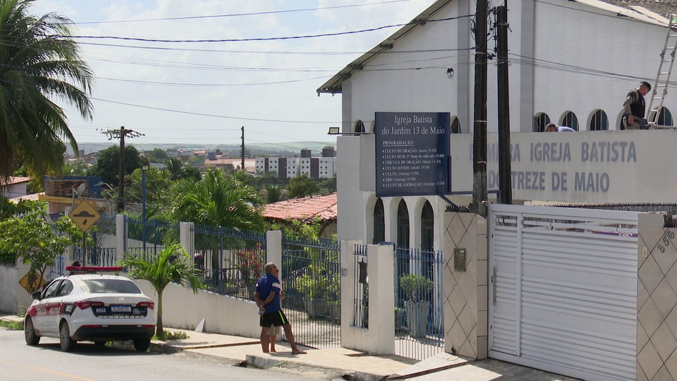 Homem estava fazendo reparos no telhado de igreja em João Pessoa quando caiu e morreu — Foto: TV Cabo Branco/Reprodução