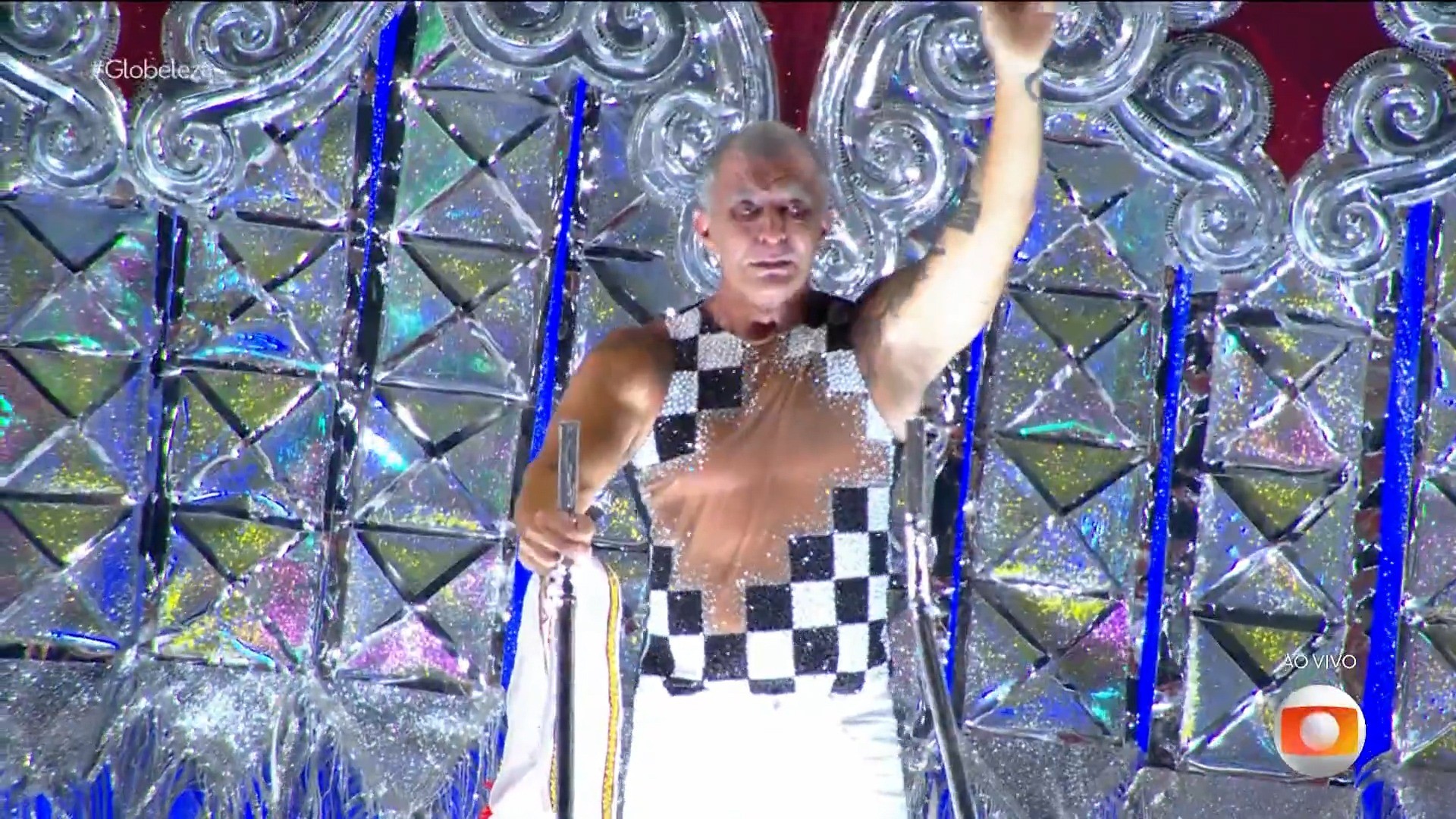 Paulo Barros se emociona durante desfile da Unidos da Viradouro