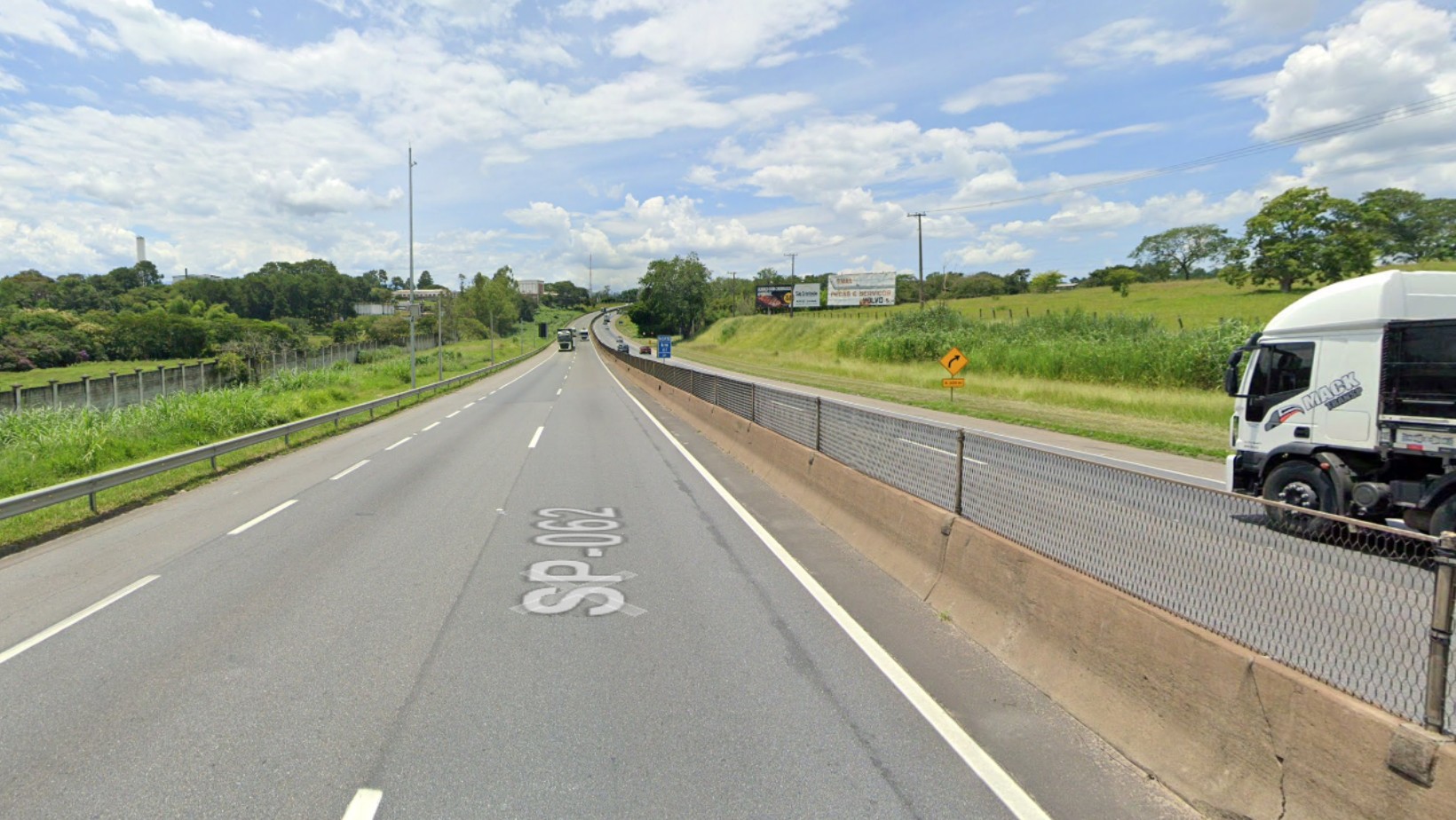 Mulher de 21 anos morre em acidente de moto na Rodovia Presidente Dutra, em Guaratinguetá