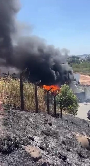 Incêndio atinge fábrica e casas em Contagem e fumaça intensa assusta moradores