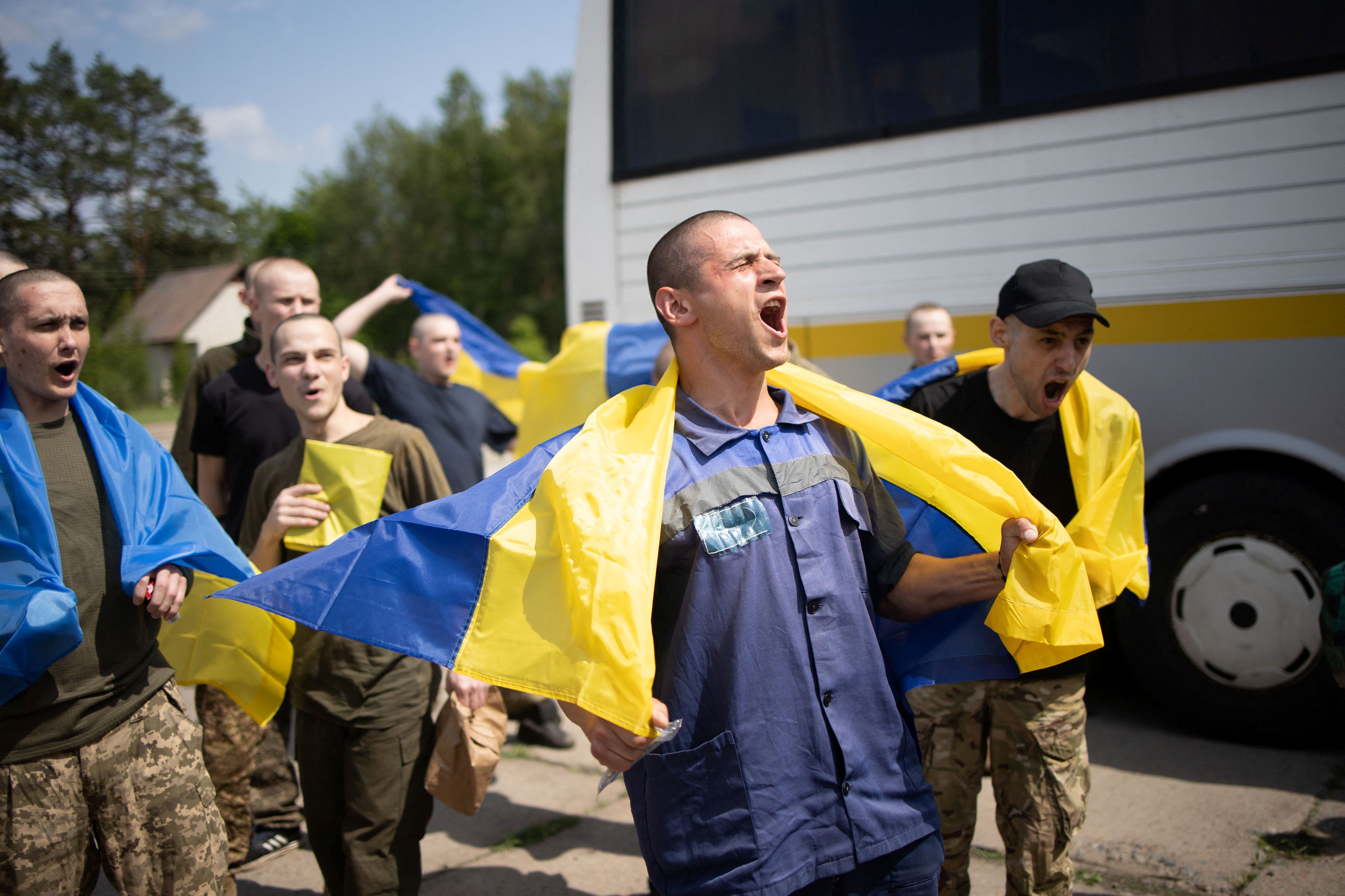 Rússia e Ucrânia trocam grupo de prisioneiros de guerra jovens e feridos