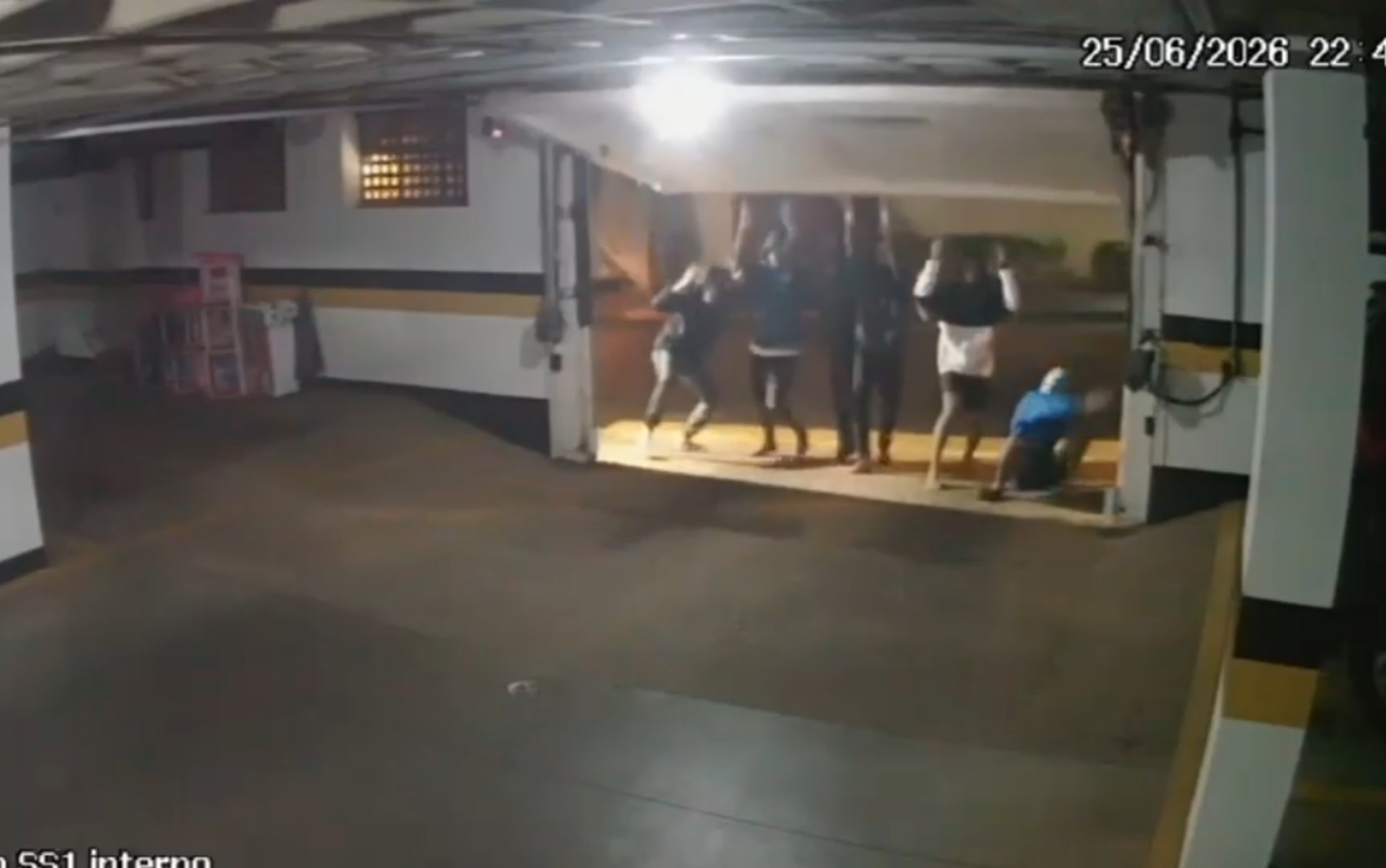 Vídeo: adolescentes invadem garagem de prédio e furtam bikes em Ribeirão Preto, SP