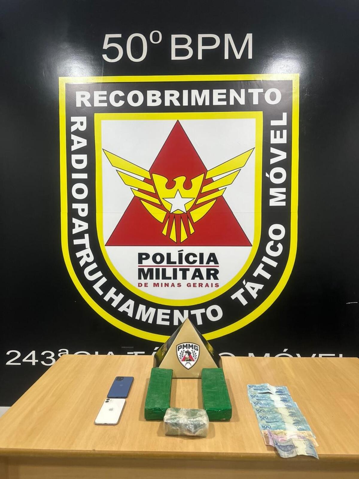 Suspeitos de tráfico fogem ao ver PM, jogam droga pela janela de carro e acabam presos em Montes Claros