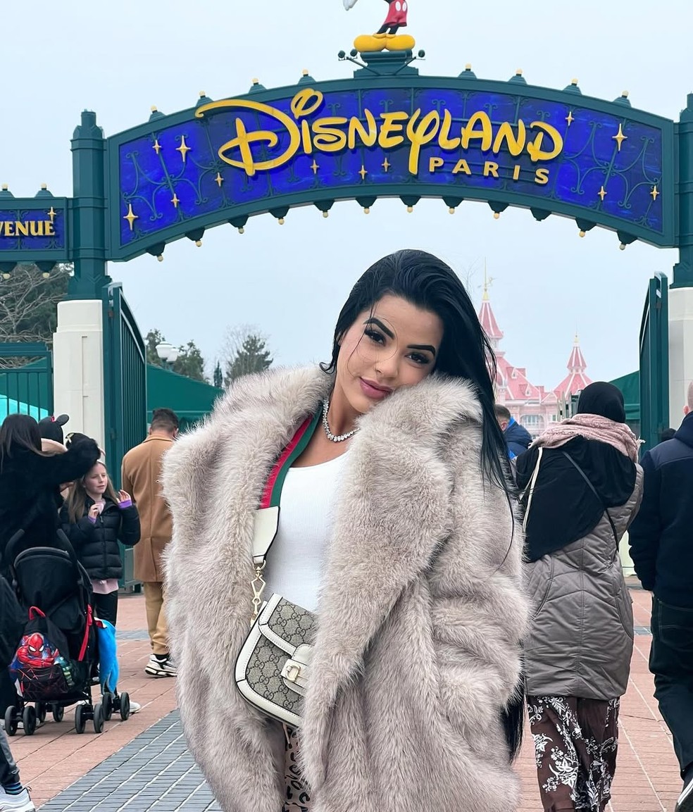 Nas redes sociais, Emilly ostenta uma vida de luxo para os mais de 90 mil seguidores — Foto: Reprodução