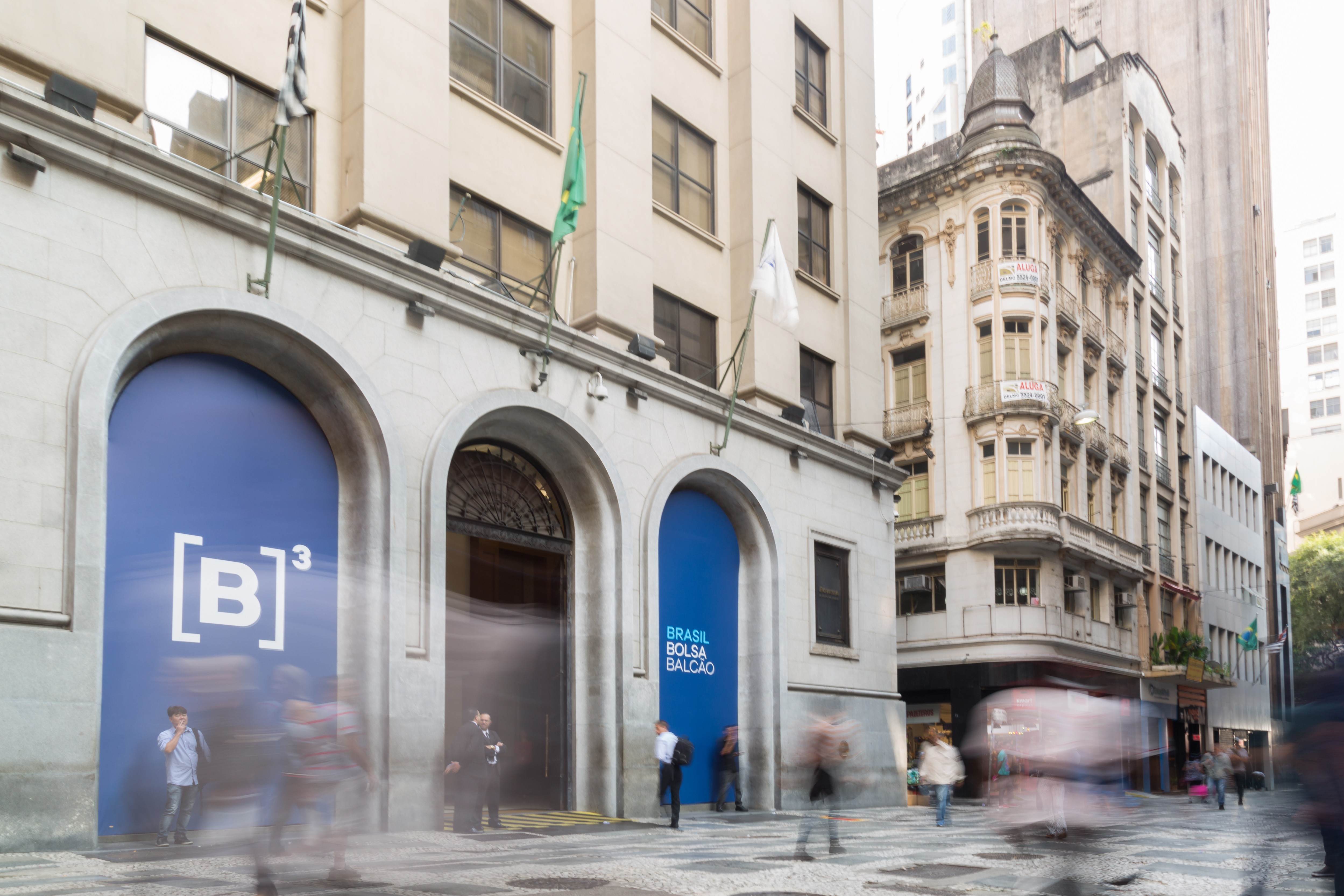 Adeus à B3: Por que empresas estão abandonando a bolsa em meio aos recordes do Ibovespa?