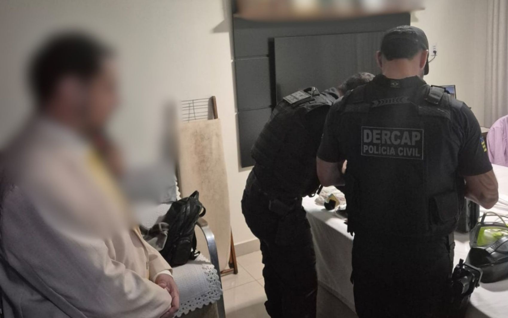 Três ex-servidores são presos em operação contra fraudes da Comurg