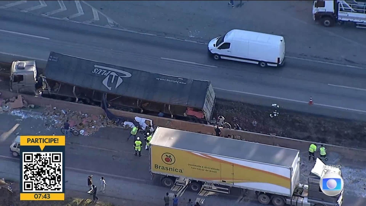 Carreta tomba e carga é saqueada na BR-040 em Ribeirão das Neves na Grande BH; VÍDEO