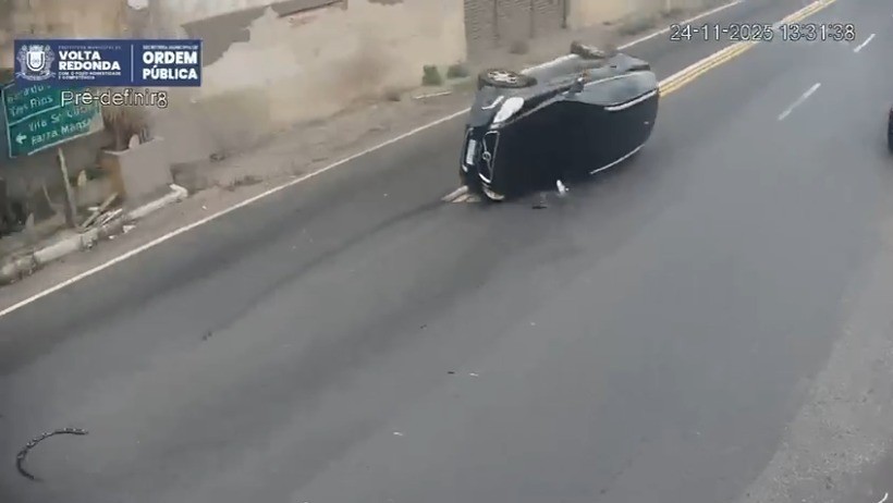 VÍDEO: Carro capota após bater com veículo em Volta Redonda
