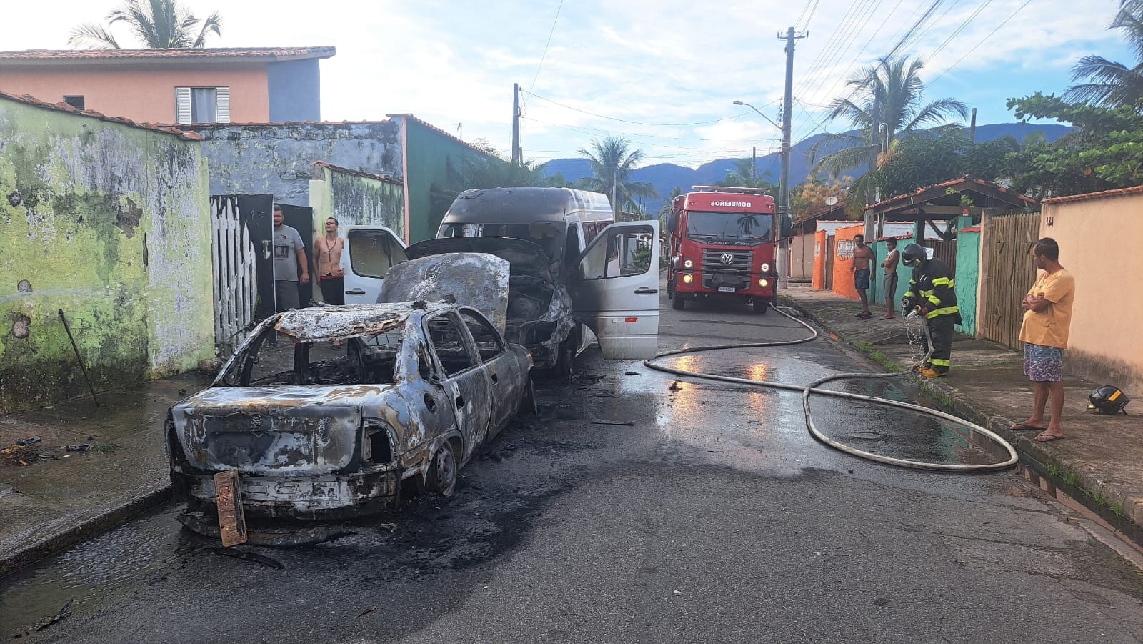 Incêndio atinge carro e van no bairro Porto Novo, em Caraguatatuba