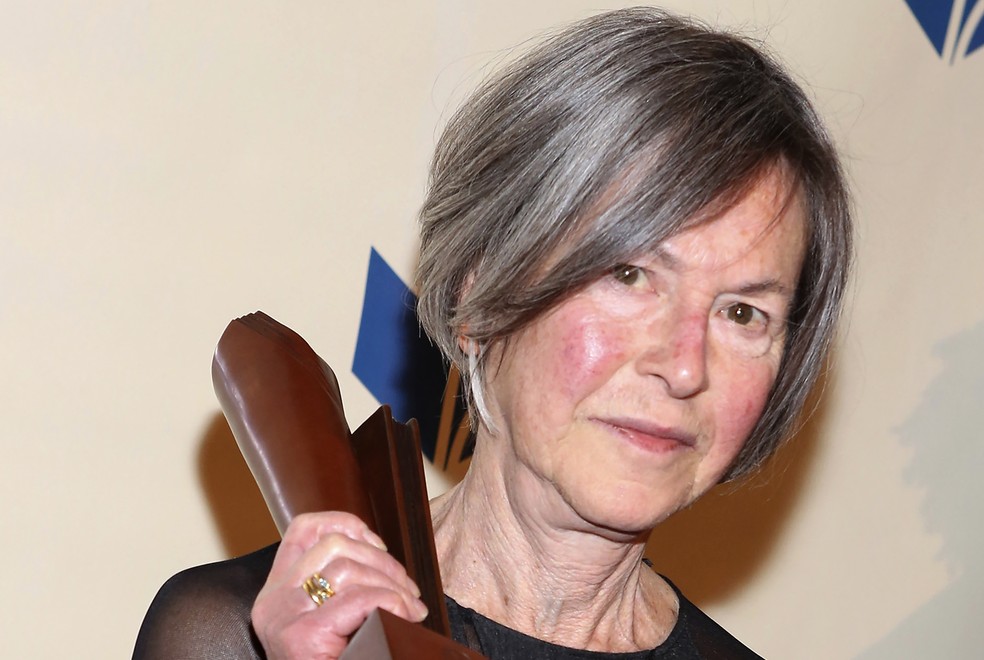Louise Glück em imagem de novembro de 2014, quando recebeu o National Book Awards, em Nova York — Foto: Robin Marchant / GETTY IMAGES NORTH AMERICA / AFP