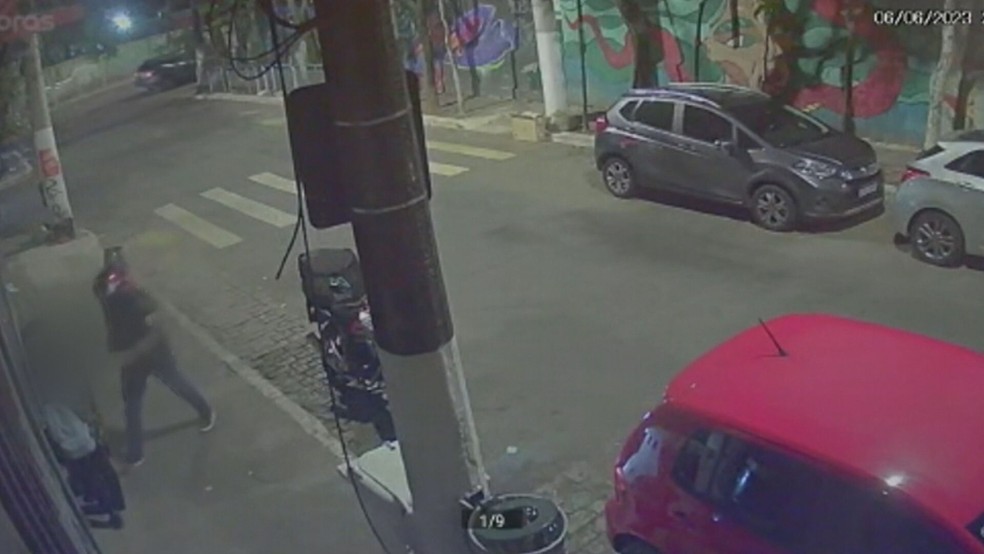 Motociclista armado assalta mulheres em Pinheiros, Zona Sul de SP — Foto: Reprodução/TV Globo