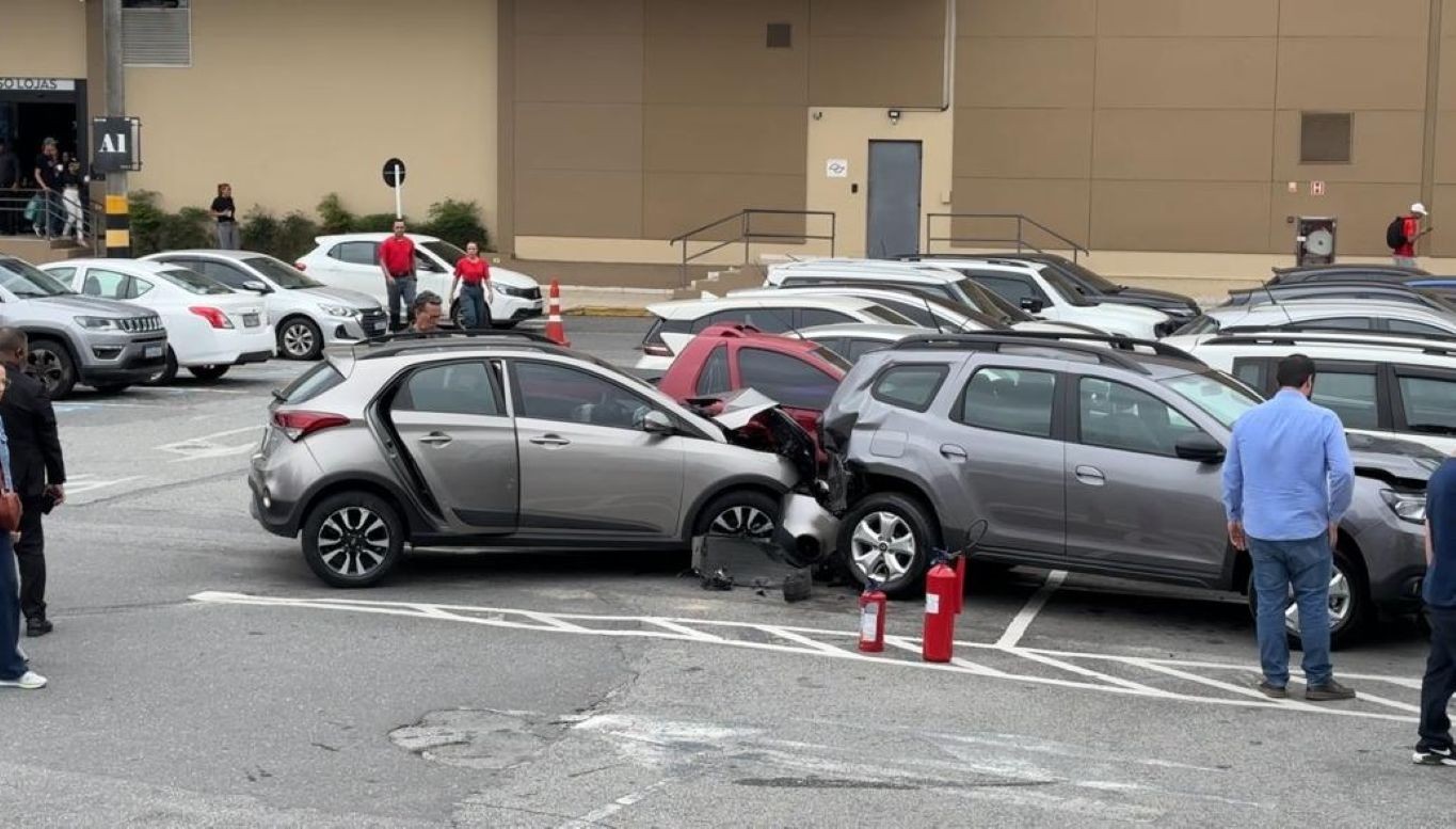 Carros se envolvem em acidente em estacionamento de shopping em Mogi das Cruzes