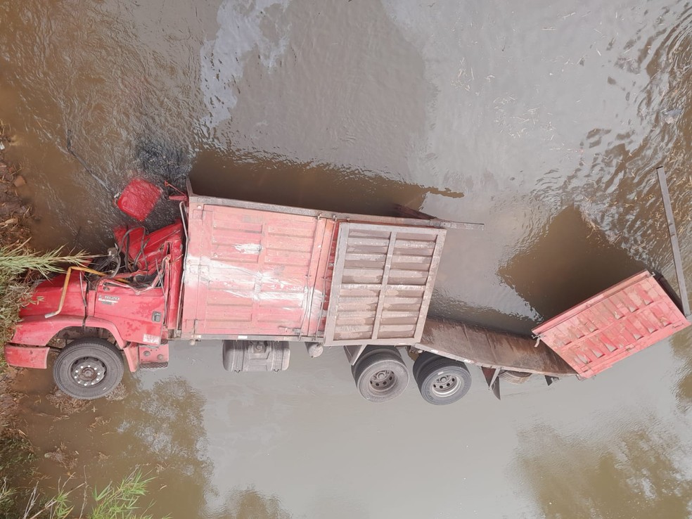 Caminhão tombou e caiu no Rio do Peixe em Tupã (SP) — Foto: João Trentini