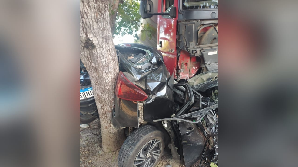 Acidente entre carro e caminhão em Cascavel, no Ceará, matou cinco pessoas. — Foto: Reprodução