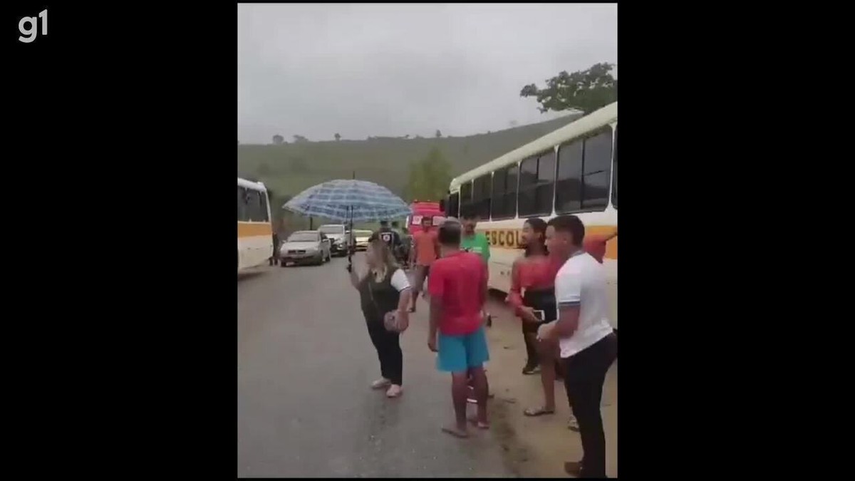 Ônibus escolares de estudantes do desfile de 7 de setembro se envolvem em acidente em Palmares